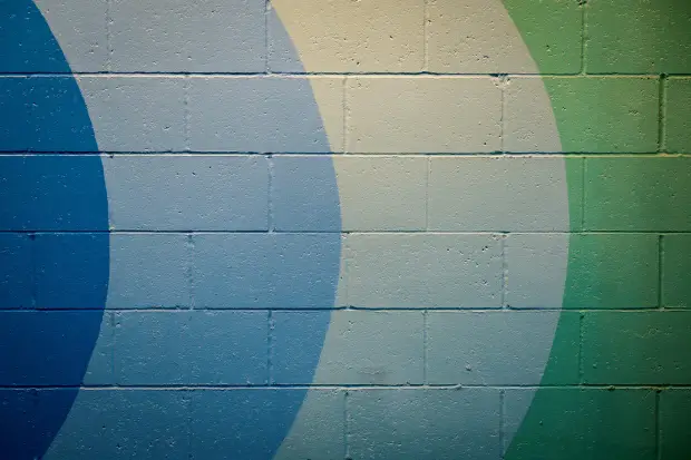 Eine Mauer mit verschiedenen Farben in einem Muster