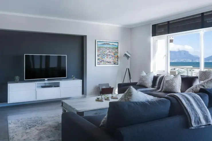 Ein ruhiges, dunkelblaues Wohnzimmer