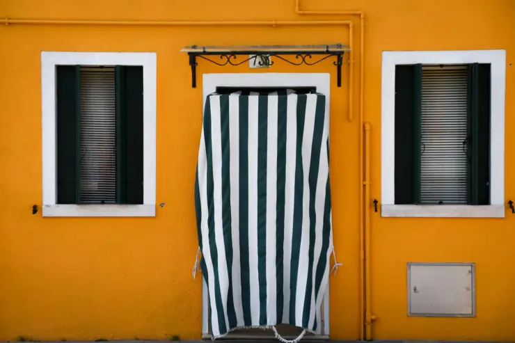 Eine orangene Fassade